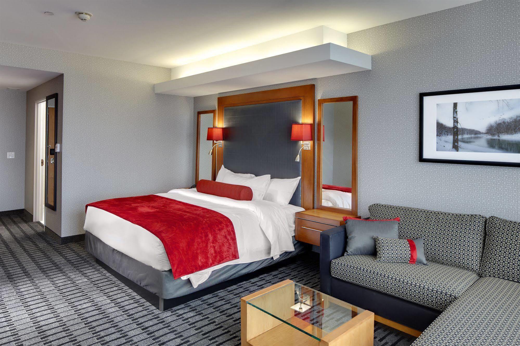 The Hotel At Kirkwood Center Cedar Rapids Exterior photo